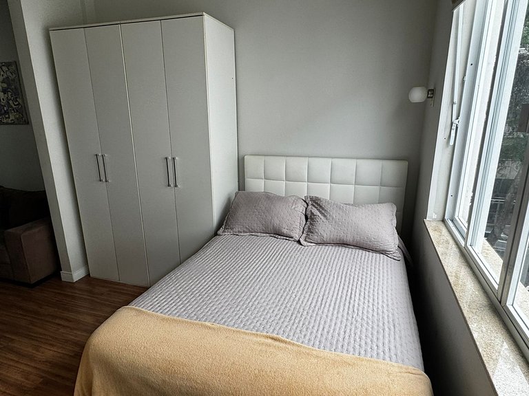 Leblon dos Sonhos: Quarto/Sala a passos da Ataulfo