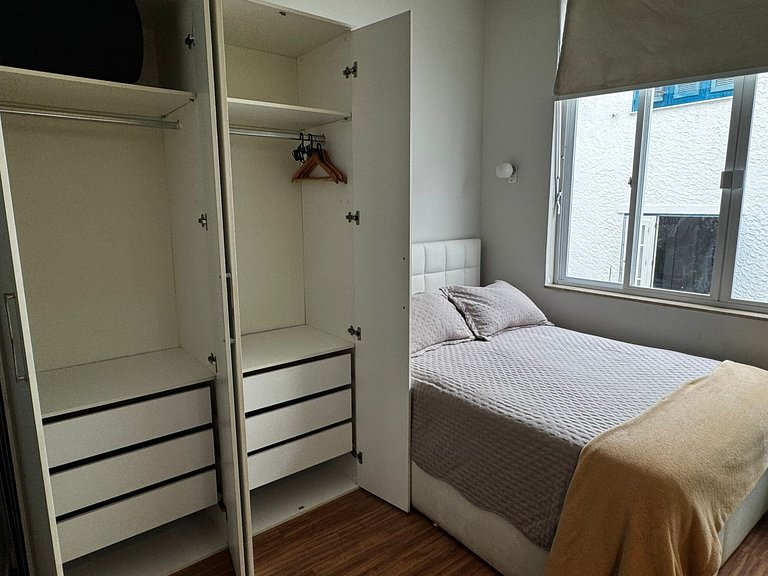 Leblon dos Sonhos: Quarto/Sala a passos da Ataulfo